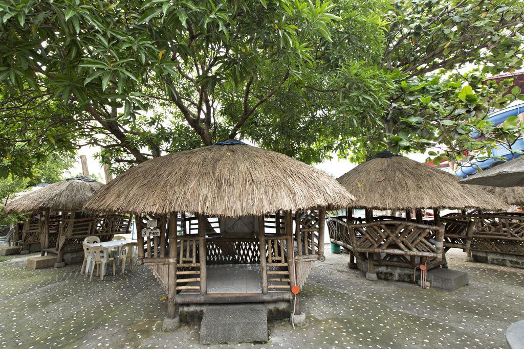 Caribbean Water Park And Resotel Bacolod Exterior foto