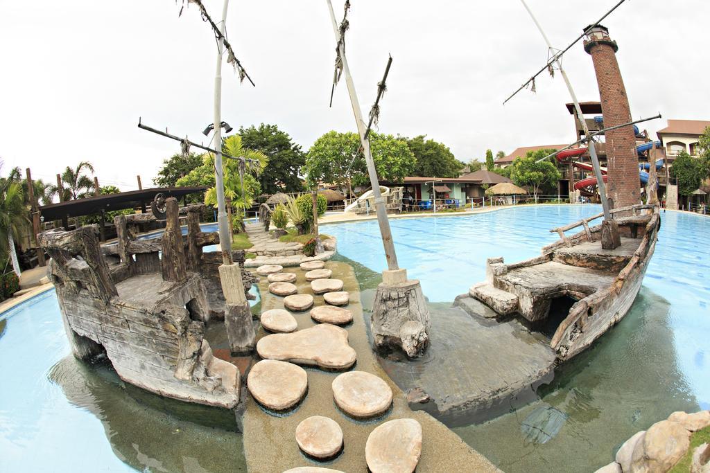 Caribbean Water Park And Resotel Bacolod Exterior foto