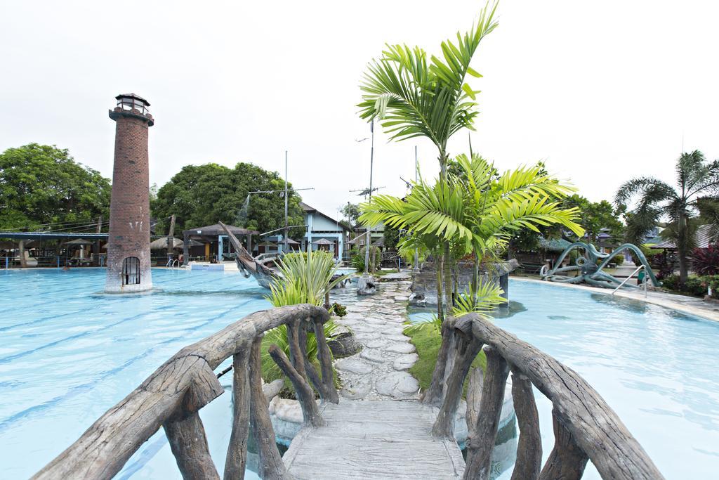 Caribbean Water Park And Resotel Bacolod Exterior foto