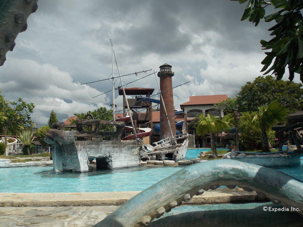 Caribbean Water Park And Resotel Bacolod Exterior foto