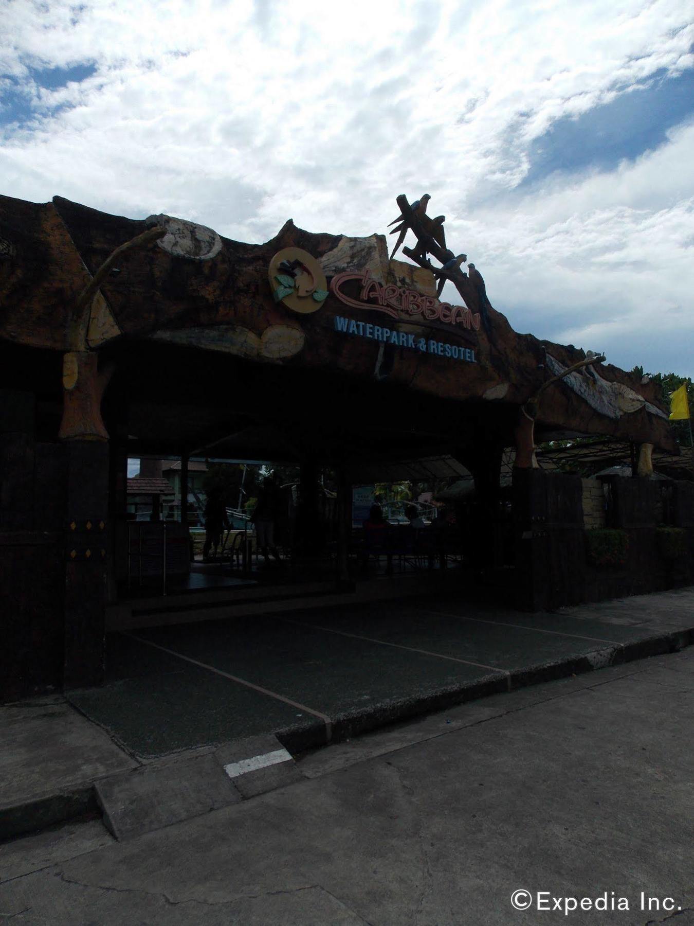 Caribbean Water Park And Resotel Bacolod Exterior foto