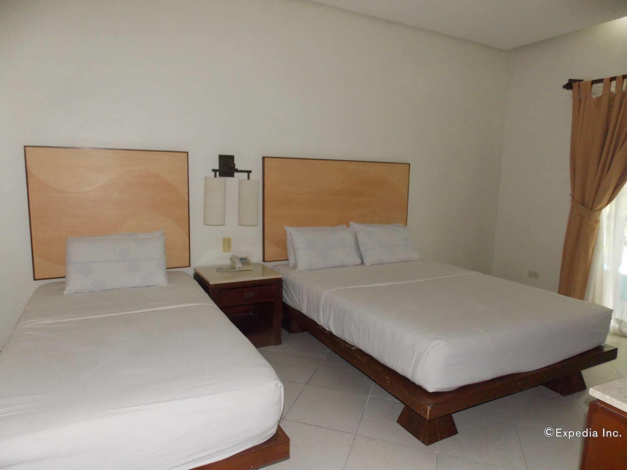 Caribbean Water Park And Resotel Bacolod Exterior foto